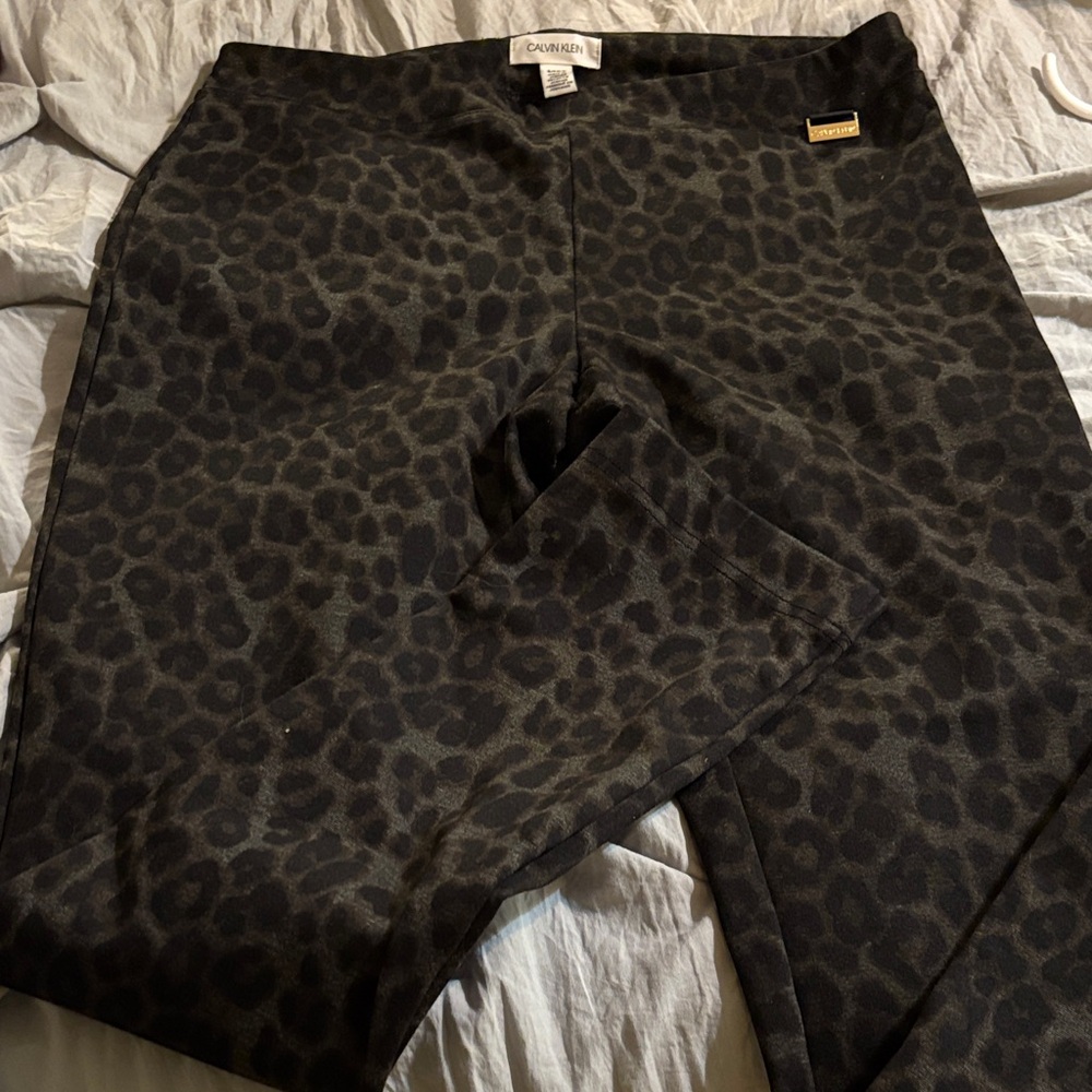 6/$20 Calvin Klein leggings Women's Black and Gray Animal Print  S Midrise
